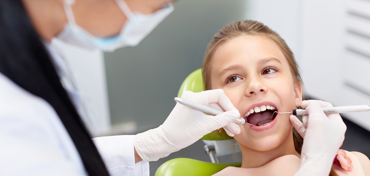 child oopening out for dentist